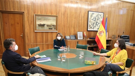 José Luis Romeu, como presidente de la AEP, se reune con la Vicepresidenta del Gobierno Teresa Ribera haciéndole entrega del Manifiesto de Granada en defensa de la profesión de Paisajista